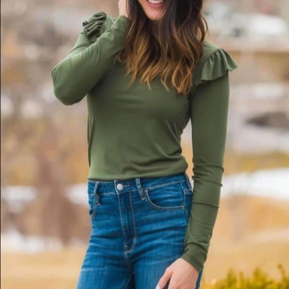 NWOT Ruffle shoulder top